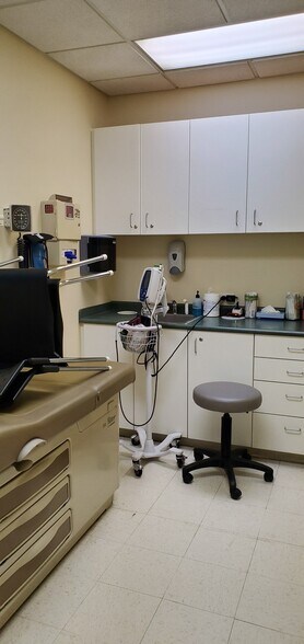 More Photos Of 320 Lake St, Oak Park Office For Lease