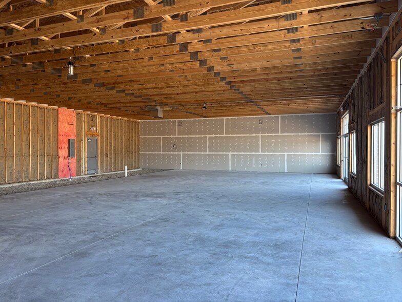 More Photos Of 8972 N US Highway 24 E, Roanoke Storefront For Lease