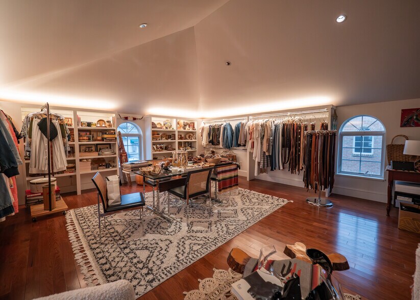 More Photos Of 649 High St, Worthington Storefront Retail Office For Sale