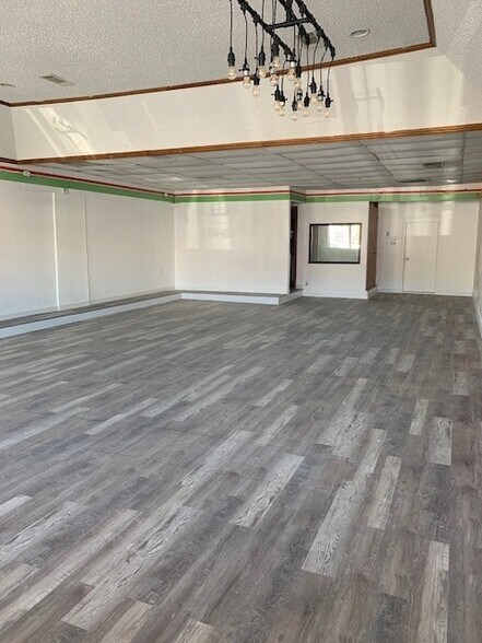More Photos Of 2706 Samuell Blvd, Dallas Storefront For Lease