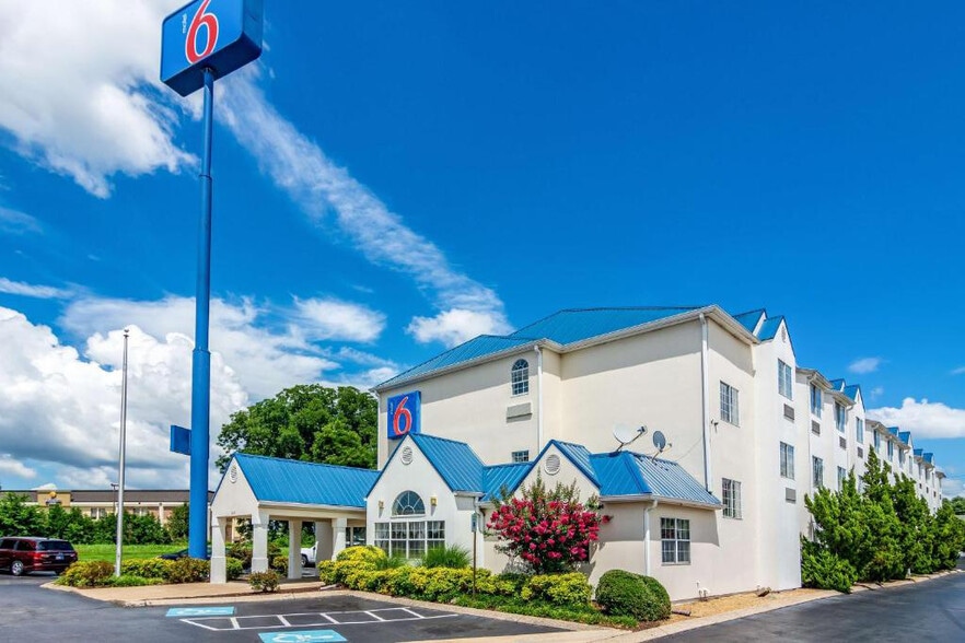 More Photos Of 2440 Williams St, Chattanooga Hotel For Sale
