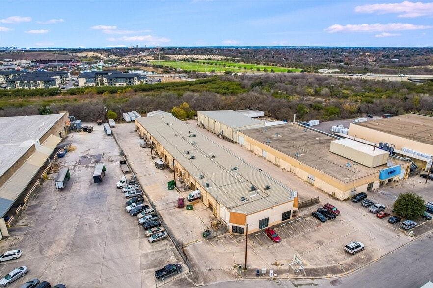 More Photos Of 11001-11027 Osgood Dr, San Antonio Service For Lease