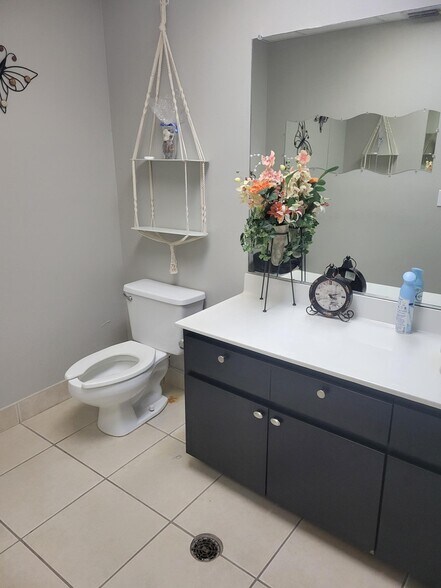 More Photos Of 1323 Viscaya Pky, Cape Coral Medical For Sale