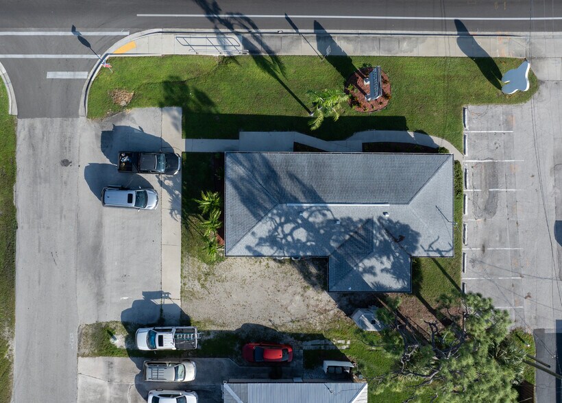 More Photos Of 7320 Sanibel Blvd, Fort Myers Medical For Sale