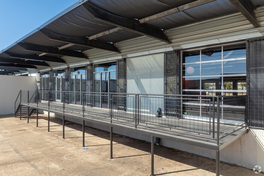 More Photos Of 2001 Irving Blvd, Dallas Showroom For Sale
