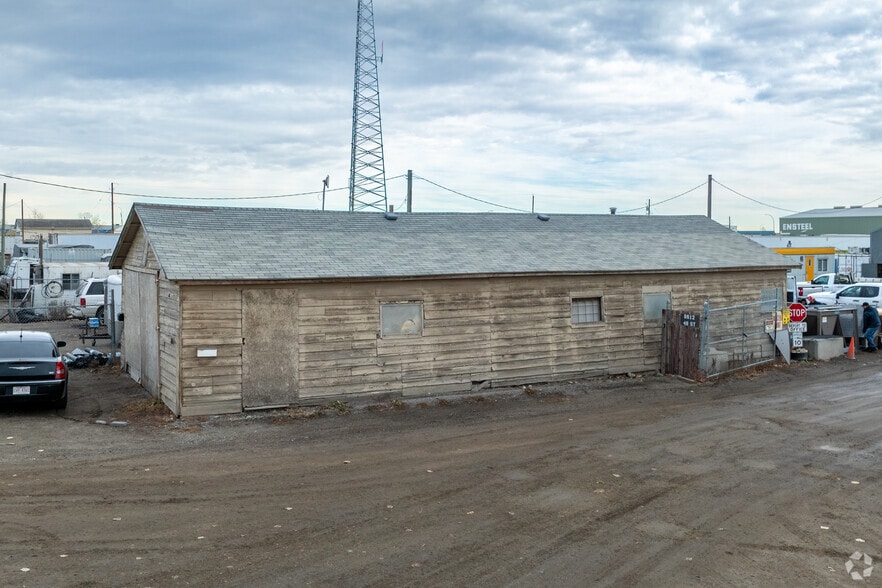 More Photos Of 8612 48th St SE, Calgary Service For Lease