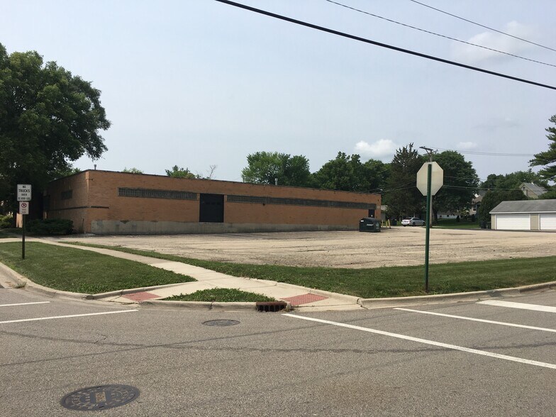 More Photos Of 325 N 4th St, Libertyville Industrial For Sale