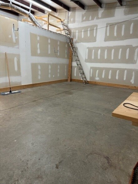 More Photos Of 441 E Ridgeway Rd, Commerce Light Distribution For Lease