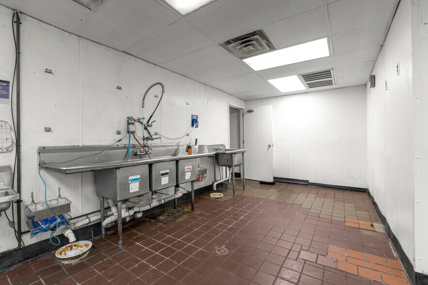 More Photos Of 15839 Telegraph Rd, Redford Township Fast Food For Lease