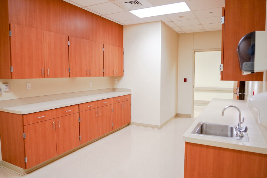 More Photos Of 1903 Doctors Hospital Dr, Bridgeport Office For Sale