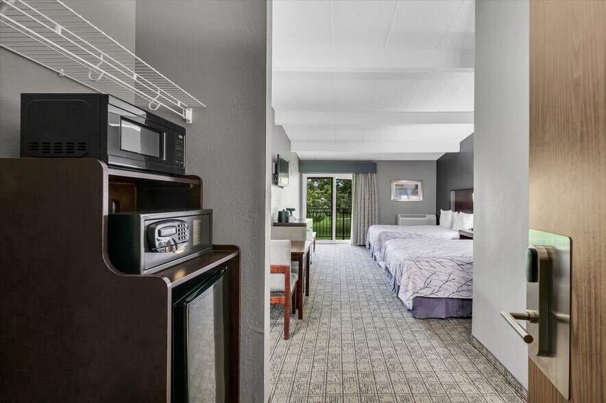 More Photos Of 1907 N Cunningham Ave, Urbana Hotel For Sale