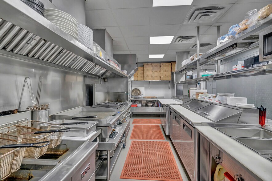 More Photos Of 53 N Howard Ave, Croswell Bar For Sale