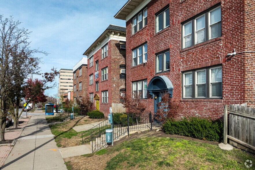 Primary Photo Of 3201-3211 Broadway St, Kansas City Apartments For Sale