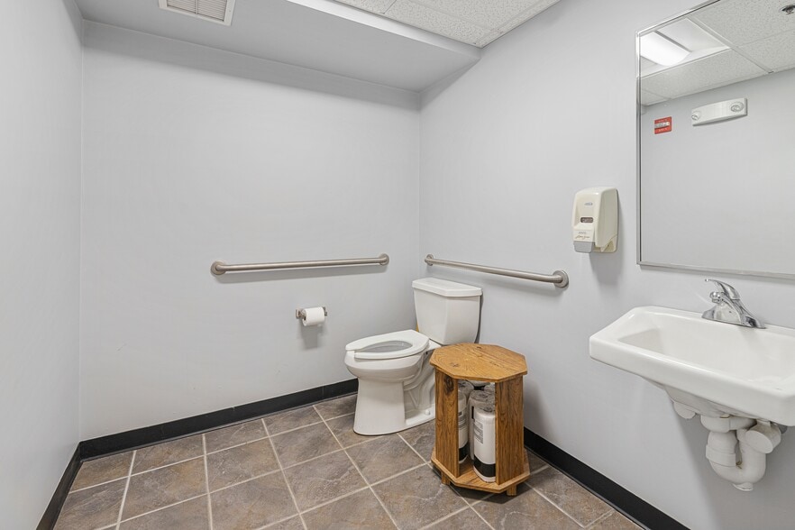 More Photos Of 319 Auburn St, Newton Medical For Lease