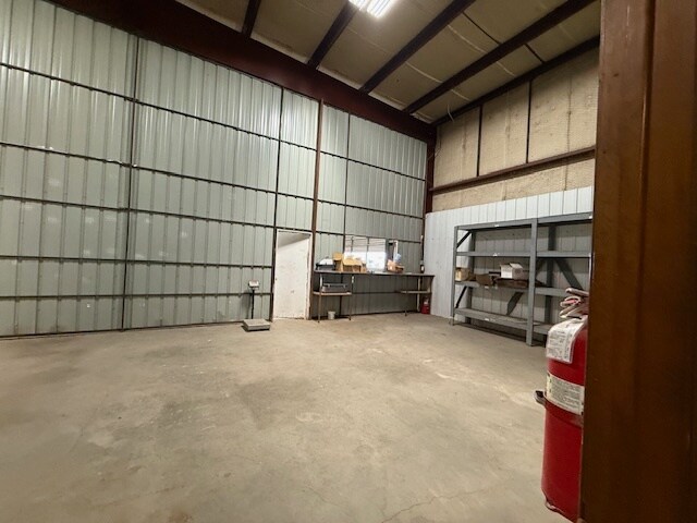 More Photos Of 116 Western St, Pampa Warehouse For Lease
