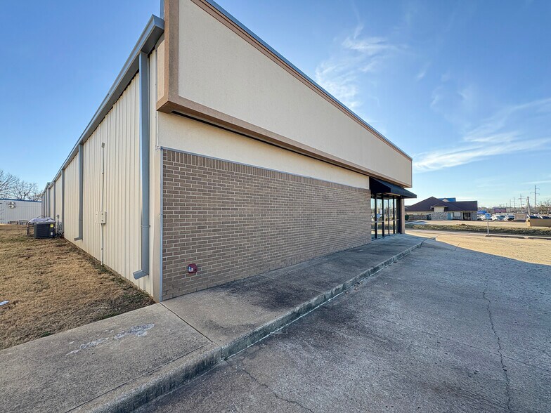 More Photos Of 8240 E 111th St, Bixby Light Distribution For Lease