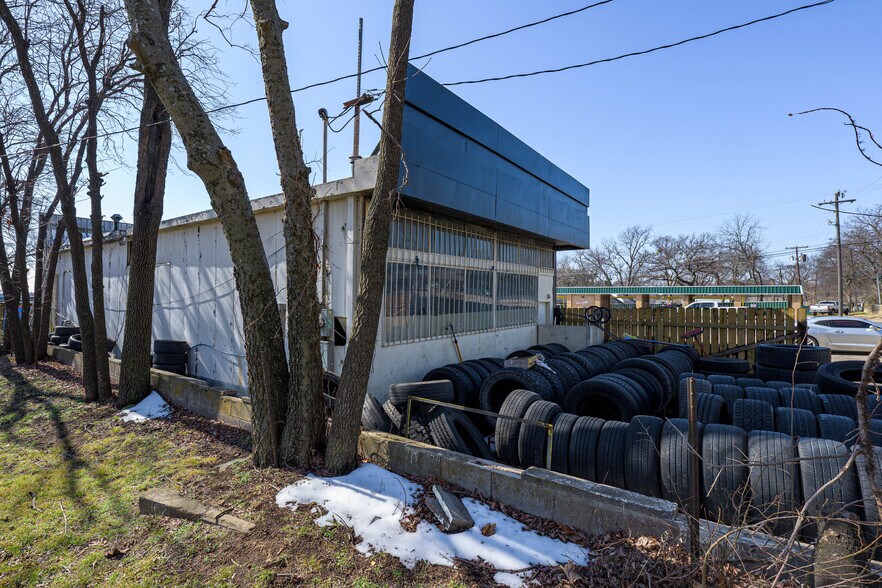 More Photos Of 1320 S Austin Ave, Denison General Retail For Sale