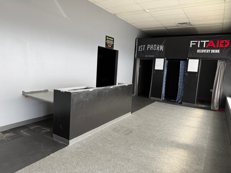 More Photos Of 300-320 Wolf River Plz, New London Freestanding For Lease