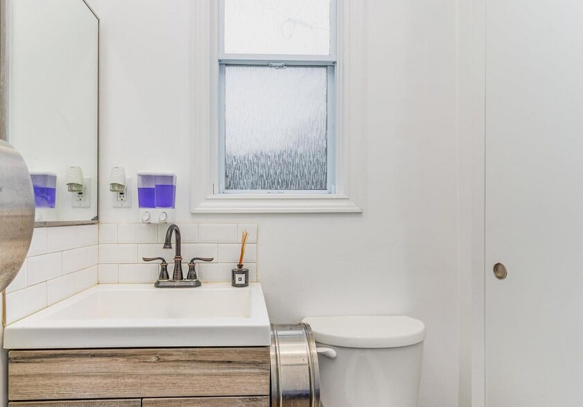 More Photos Of 74 Lippincott St, Toronto Storefront Retail Residential For Lease