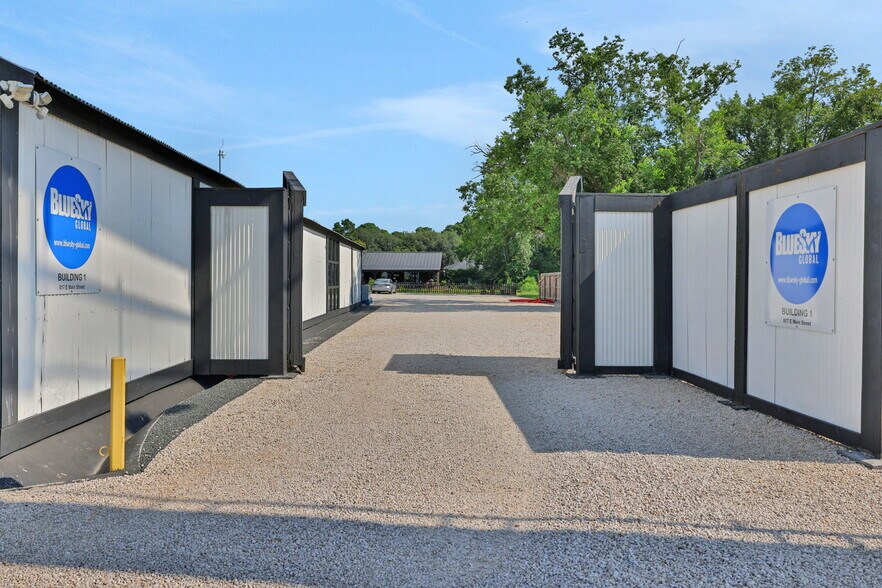 More Photos Of 817 E Main St, Tomball Warehouse For Sale