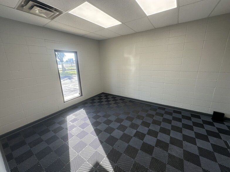 More Photos Of 4651 N 20th St, Ozark Warehouse For Lease