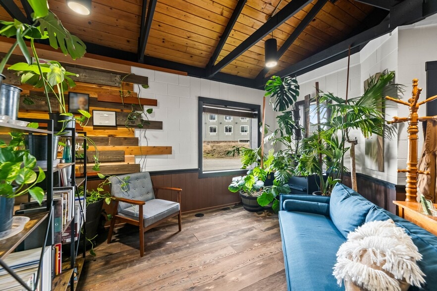 More Photos Of 2000 N 7th Ave, Bozeman Flex For Sale