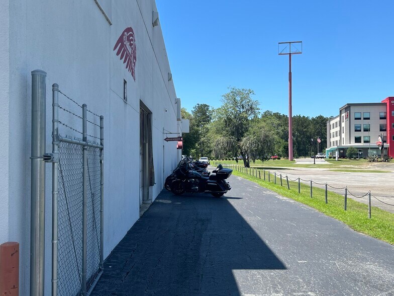 More Photos Of 6 Gateway Blvd W, Savannah Auto Dealership For Lease