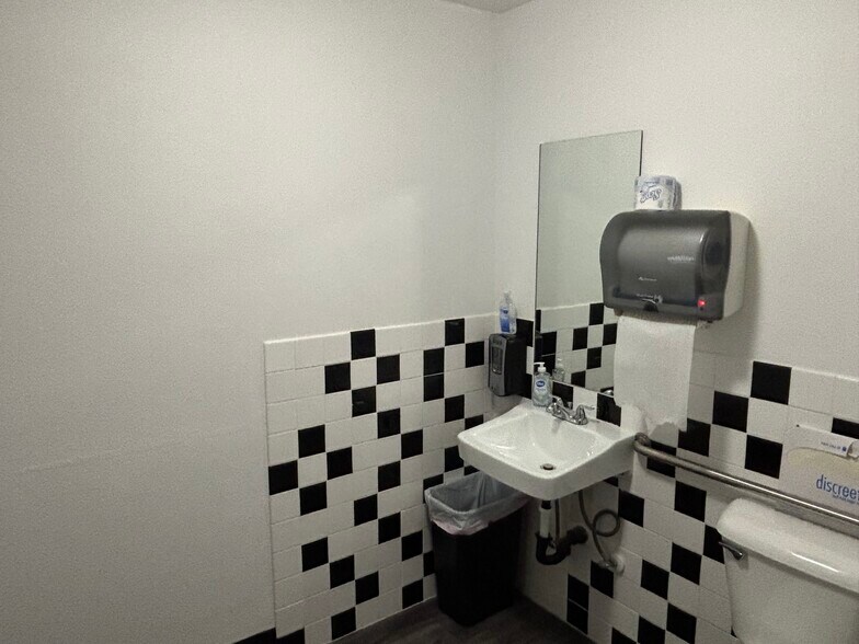 More Photos Of 1306 E Calvada Blvd, Pahrump Office Residential For Lease
