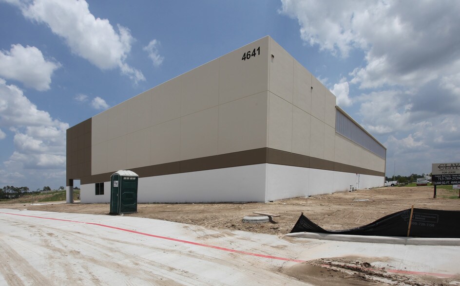 More Photos Of 4641 Kennedy Commerce Dr, Houston Warehouse For Lease