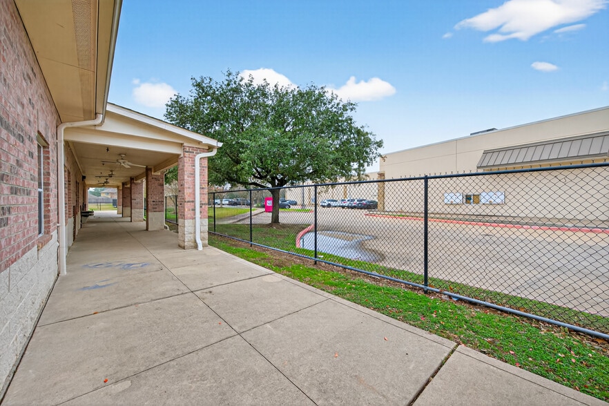 More Photos Of 8525 Queenston Blvd, Houston Freestanding For Sale