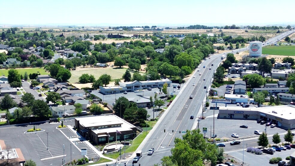 More Photos Of 1055 S Highway 395, Hermiston Storefront Retail Office For Sale