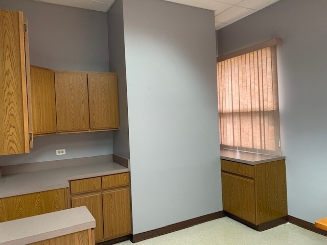 More Photos Of 345 Memorial Dr, Crystal Lake Showroom For Sale