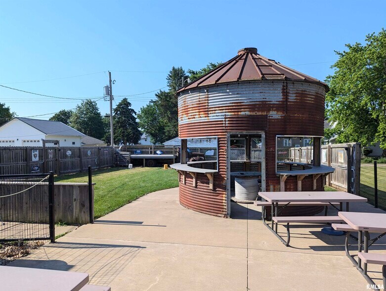 More Photos Of 110 E Knoxville St, Brimfield Restaurant For Sale