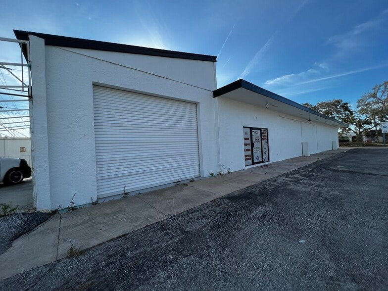 More Photos Of 6631-6633 Gateway Ave, Sarasota Self Storage For Lease