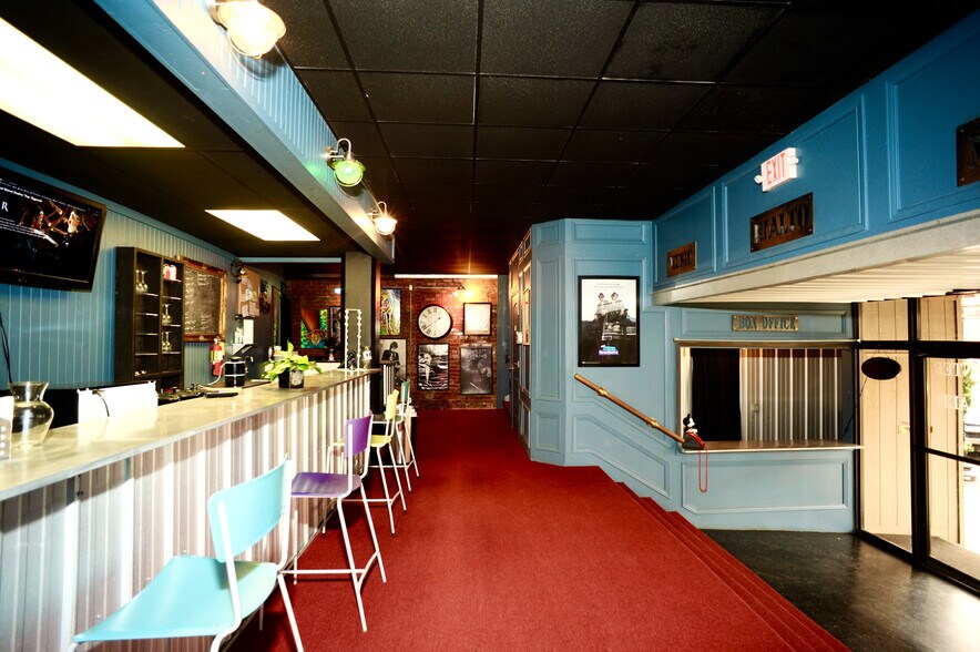 More Photos Of 424 W Main St, Denison Storefront Retail Office For Sale