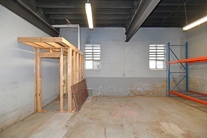 More Photos Of 30R First Ave, Toronto Light Distribution For Sale