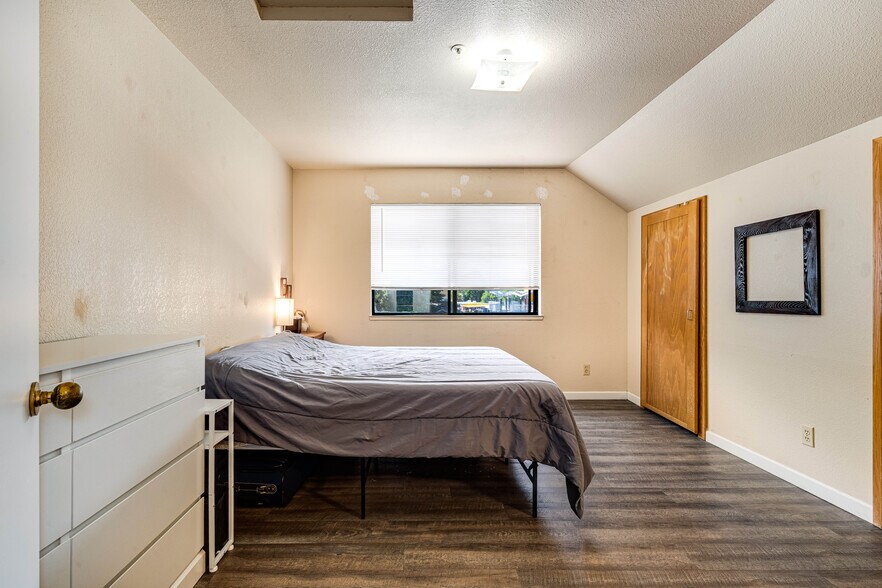 More Photos Of 1270 Broadway, Sonoma Freestanding For Sale