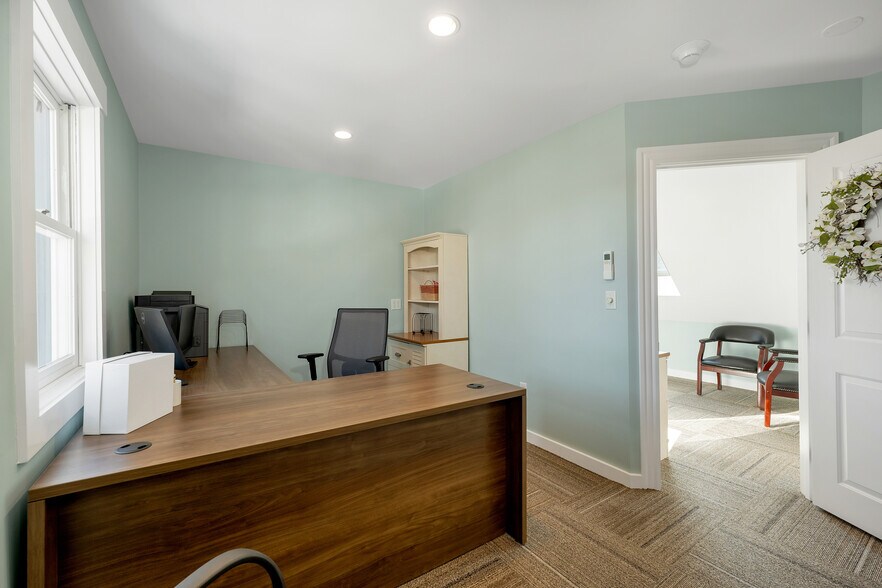 More Photos Of 252 Daniel Webster Hwy, Meredith Office For Sale