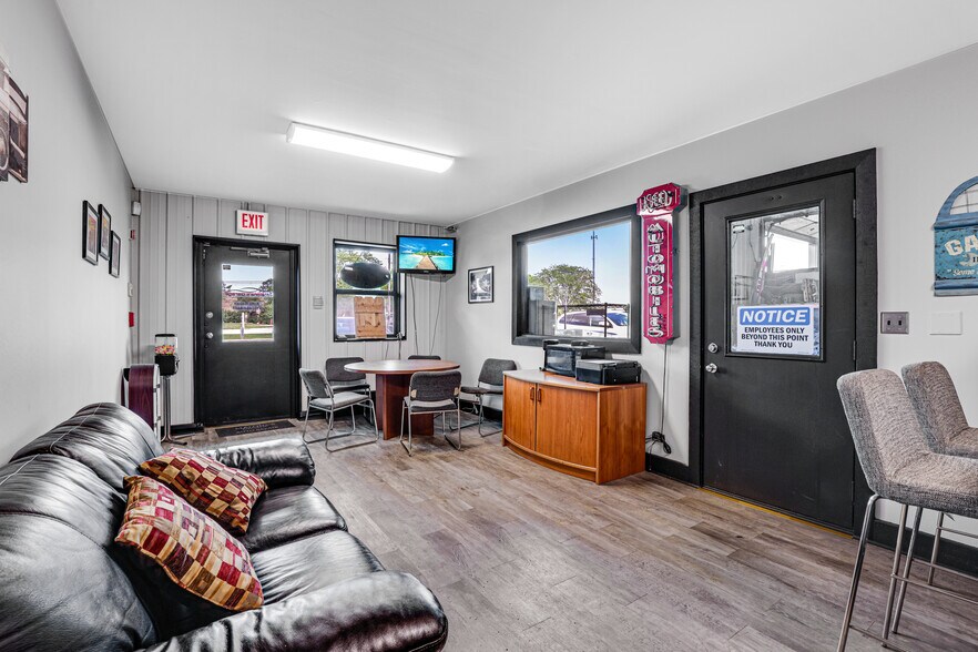 More Photos Of 19915 S La Grange Rd, Frankfort Auto Dealership For Lease