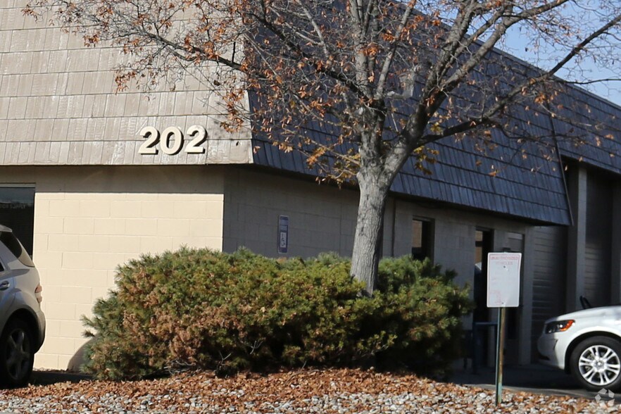 More Photos Of 200-202 E 37th St, Garden City Light Manufacturing For Lease