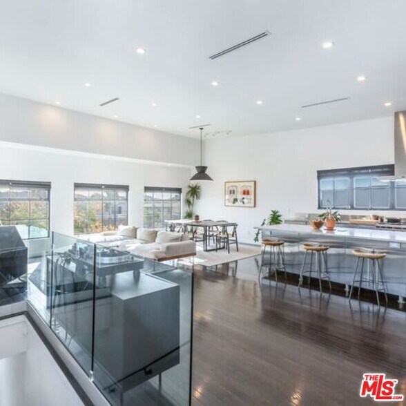 More Photos Of 5005 W Washington Blvd, Los Angeles Storefront Retail Residential For Lease