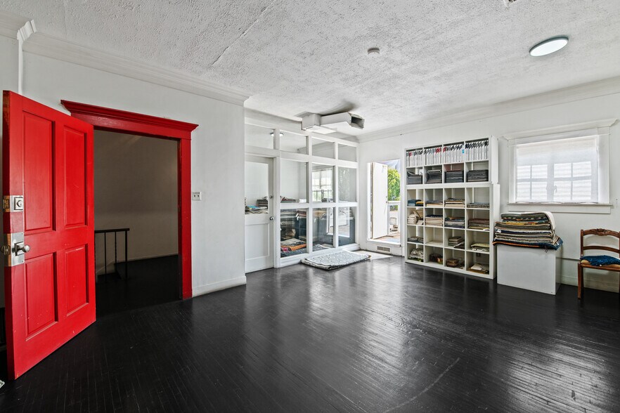 More Photos Of 666 N Robertson Blvd, West Hollywood Office For Lease