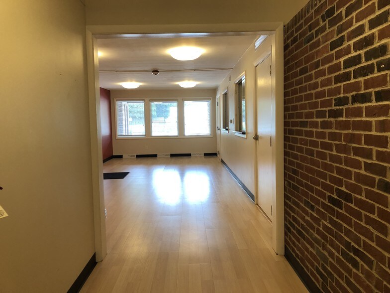 More Photos Of 1525 Wampanoag Trl, East Providence Medical For Lease