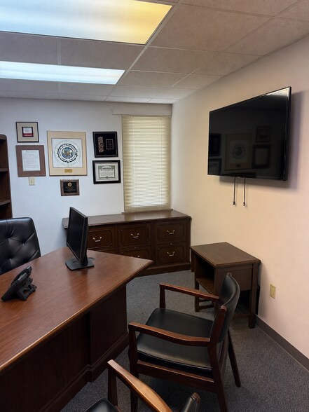 More Photos Of 572 Central Dr, Virginia Beach Light Distribution For Lease