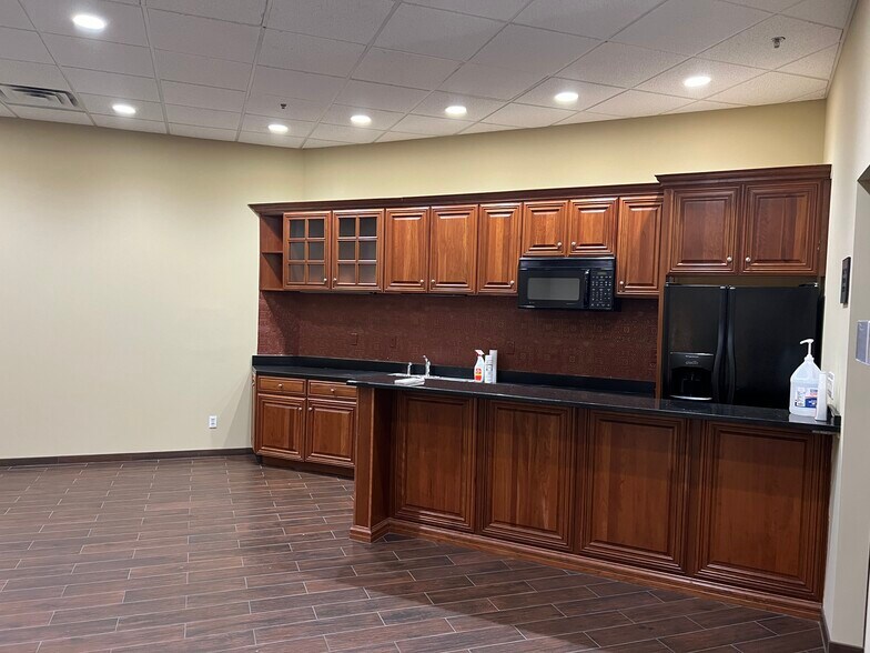 More Photos Of 11085 Montgomery Rd, Montgomery Flex For Lease