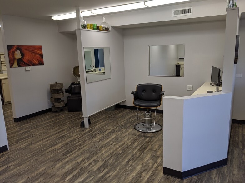 More Photos Of 2052 Western Ave, Waukegan Storefront For Lease