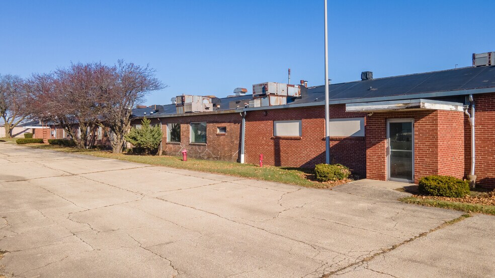 More Photos Of 1900 Pleasant St, Dekalb Manufacturing For Sale