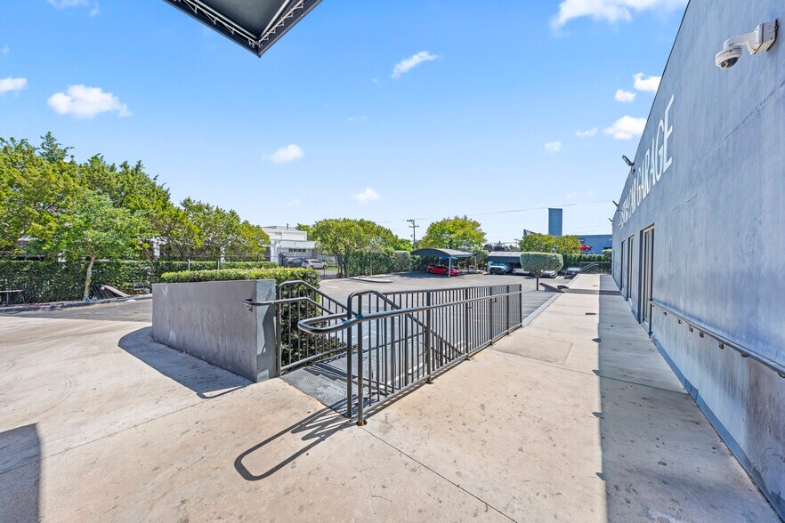 More Photos Of 2500 NW 39th St, Miami Light Distribution For Sale