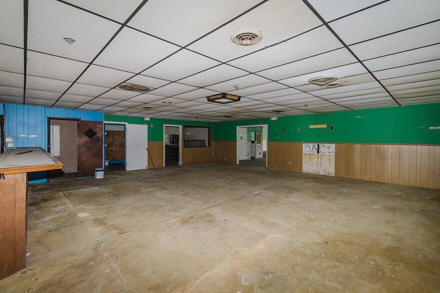 More Photos Of 1015 S Meridian Ave, Wichita Auto Repair For Sale