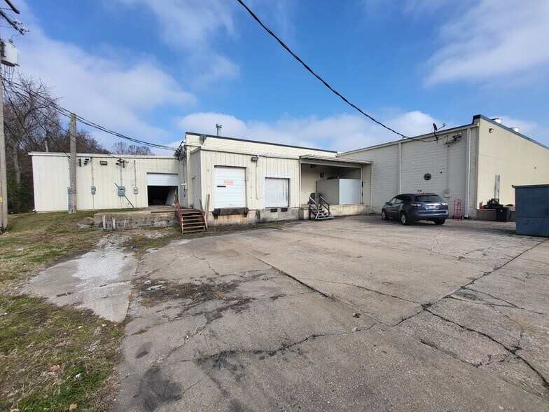 More Photos Of 1090 S Neosho Blvd, Neosho Unknown For Lease